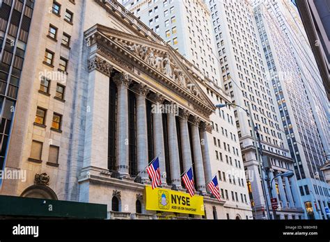 New York, USA, november 2016: facade of the New York Stock Exchange building in lower Manhattan ...