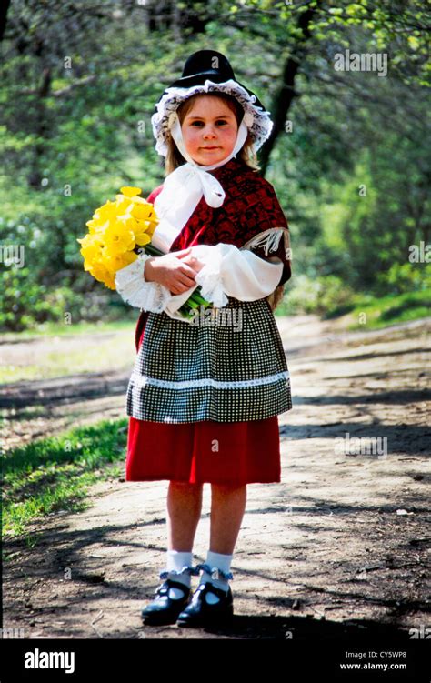 YOUNG GIRL WEARING TRADITIONAL WELSH NATIONAL COSTUME Stock Photo: 51146432 - Alamy