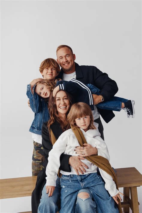 Alanis Morissette Talks Starring With Her Husband & Kids in Gap Holiday ...