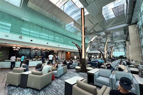 The 8 do’s and don’ts of visiting an airport lounge - The Points Guy