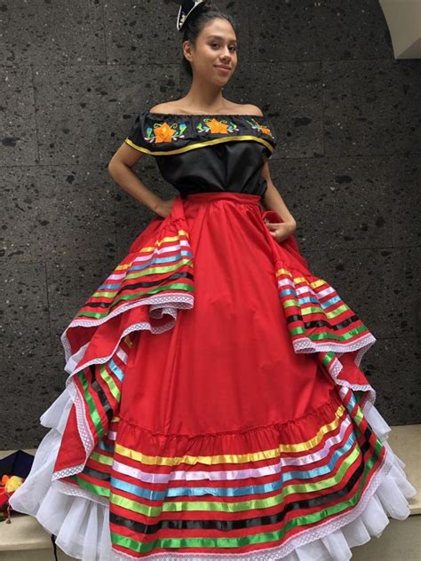 10 Ideas | Mexican outfit, Mexican traditional clothing, Traditional ...