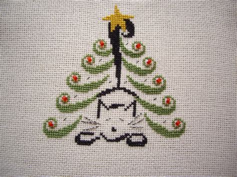 Poppy Patchwork: Christmas Tree Cat | Cross stitch tree, Cross stitch, Cross christmas tree