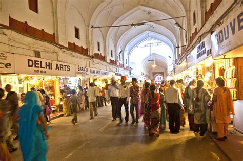 15 Best Delhi Markets for Shopping and What You Can Buy