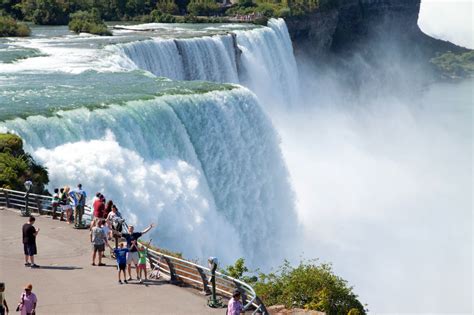 48 Hours in Niagara Falls | Earth Trekkers