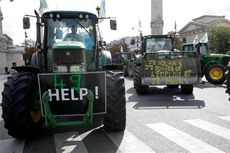 Angry farmers hold massive tractor protest in Paris – Euractiv