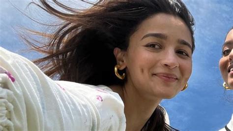 Alia Bhatt picks an easy-breezy outfit for day outing but her dimple ...