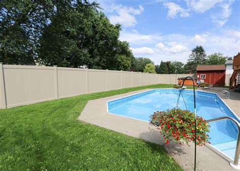 Pool Fence Designs, Pictures, & Regulations Explained | FFR Blog