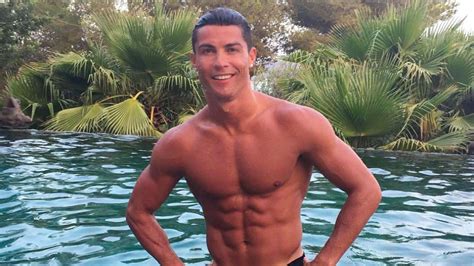 [VIDEO] Cristiano Ronaldo busy taking pictures at pool than being in ...