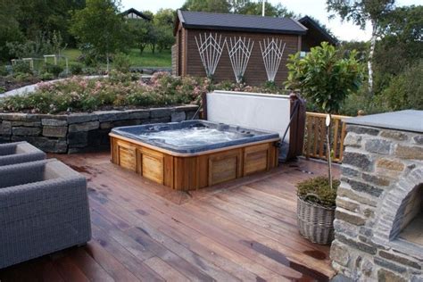 Jacuzzi jardines y un mundo de relax en tu patio. | Hot tub outdoor, Hot tub landscaping, Hot ...