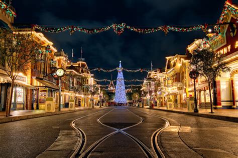 Christmas at Disneyland: Best & Worst Days to Go (Updated for 2024 ...