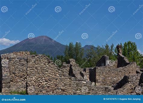 Excavated Ruins Of Pompeii And Mount Vesuvius In The Background Stock ...