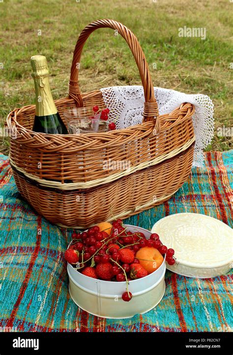 Picnic basket - summer activities - food and beverages Stock Photo - Alamy