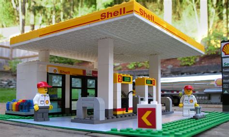 Fascinating LEGO® Model of the Day: Minifig-Scale Shell Gas Station