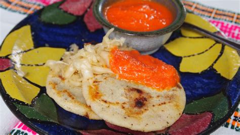 Pupusas Revueltas con Salsa Roja (2022)