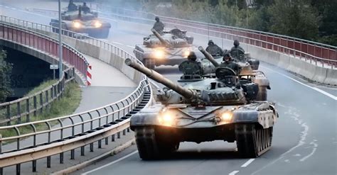 A surprise for drivers: Polish Army tanks driving through Germany