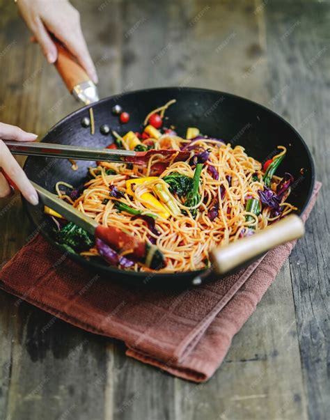 Premium Photo | Stir fried spaghetti with organic vegetables