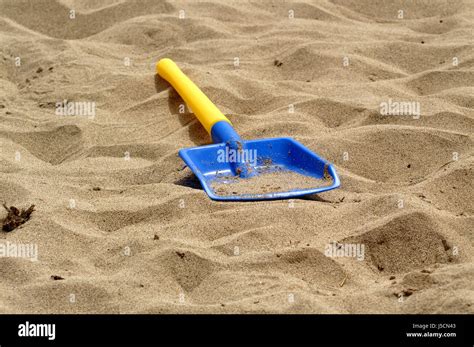 shovel in sand Stock Photo - Alamy