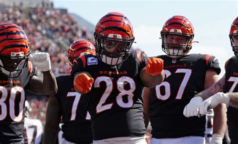 Watch All Three of Cincinnati Bengals RB Joe Mixon's First Half Touchdowns Against Carolina ...