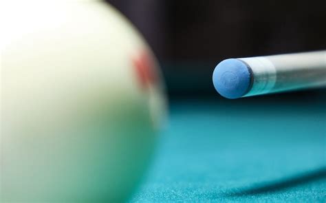 How to Chalk A Pool Cue? Must Read! - Guys Play Pool