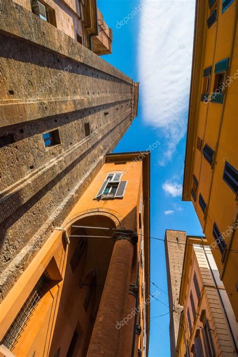 Vista del cielo de las torres y edificios medievales de Bolonia, Bolonia, Emilia-Romaña, Italia 2023