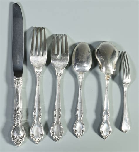 Lot 990: Lunt Belvedere Sterling Flatware, 33 pieces