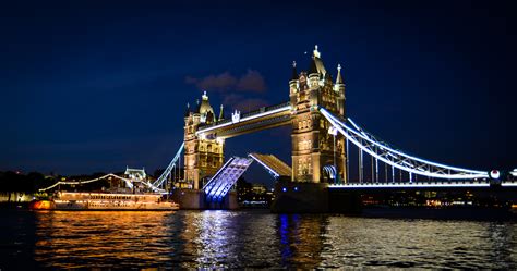 File:Tower Bridge opening at night for a ferry.jpg - Wikimedia Commons