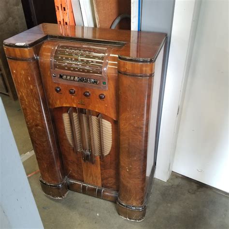 ANTIQUE RCA VICTOR RADIO - Big Valley Auction