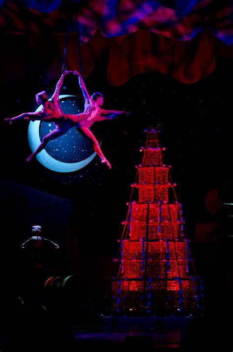 'Cirque Dreams Holidaze' draws sold out performance at The Whiting ...