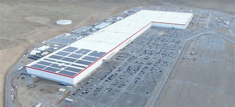 Tesla loses one of its most senior executives and Gigafactory builder ...