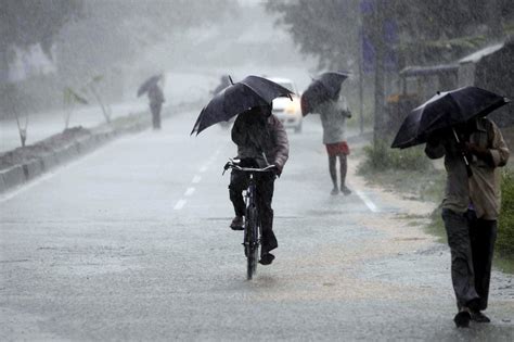 800,000 Evacuated as Powerful Cyclone Hits India - The New York Times