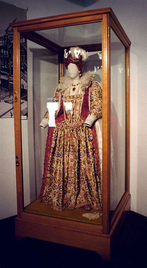 Elizabeth I costume at the Globe Theatre in London. Photo May 1998. | UK, England, Great Britain ...