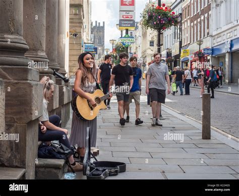 Singing in the street hi-res stock photography and images - Alamy