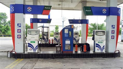 Alleging dilution, officials close HPCL petrol bunk in Hebbal - Star of ...