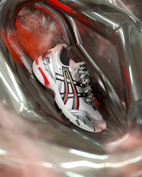 ASICS Brings Back the Motorsports-inspired GEL-1090 Sneaker