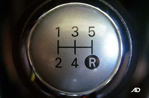 Guide to driving a manual: Selecting the right gear | Autodeal