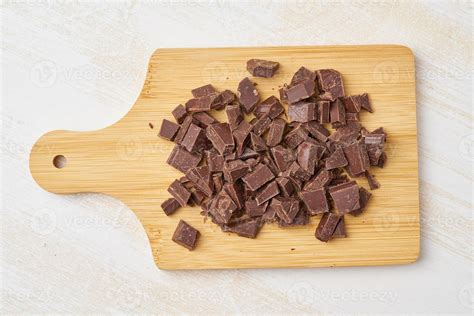 chocolate picado en tabla de cortar. Receta paso a paso de pan de plátano. 7462978 Foto de stock ...