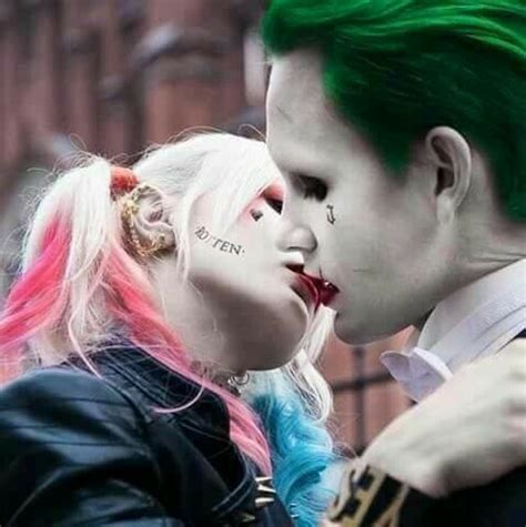 Joker And Harley Quinn Kissing Wallpaper - Wave Wallpaper