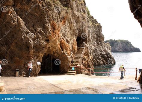 Emerald Grotto Italy editorial stock image. Image of ngrotta - 54565639