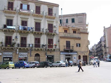 Palermo, coltellate a Borgo Vecchio: sangue e omertà, un arresto