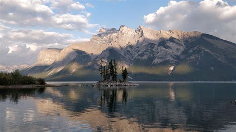 Lake Minnewanka, Alberta, Canada, 2018 [OC] [4546x2557] : r/EarthPorn