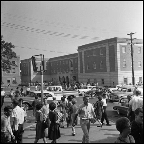 [Large group of students walking through UNT campus in between classes, 7] - UNT Digital Library