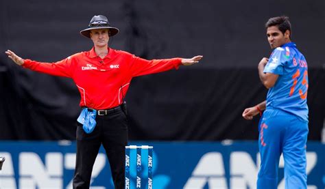 Bhuvneshwar Kumar looks back as umpire Billy Bowden signals a wide | ESPNcricinfo.com