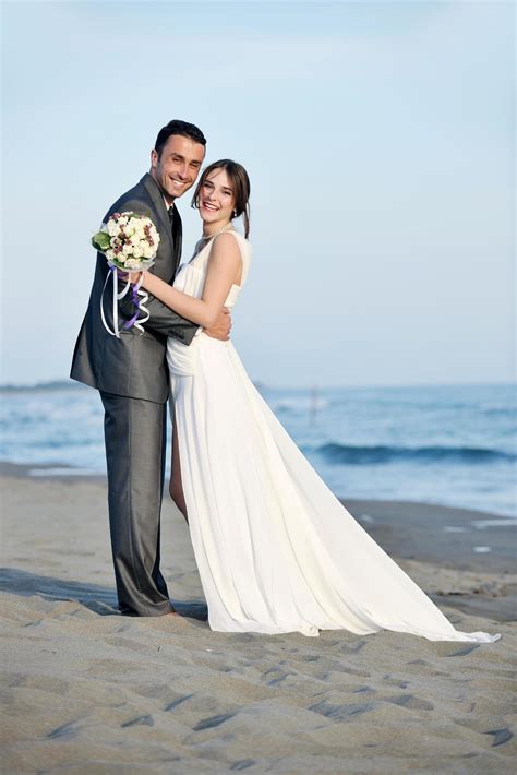 romantic beach wedding at sunset 12655036 Stock Photo at Vecteezy