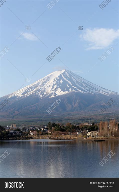 Kawaguchiko Lake Views Image & Photo (Free Trial) | Bigstock