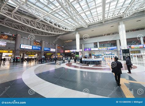 Yongsan Railway Station in Seoul Editorial Image - Image of commuter ...