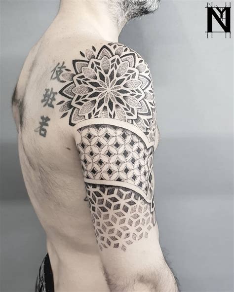 Geometric dot work tattoo - mandala | Tatuagens pretas pequenas, Tatuagens geométricas ...