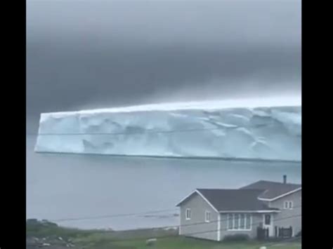 Terrifying daily video: Giant iceberg sailed to the mainland