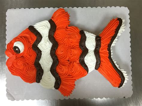 Clown fish cupcake cake made with 24 cupcakes and buttercream icing by Laurie Grissom | Fish ...