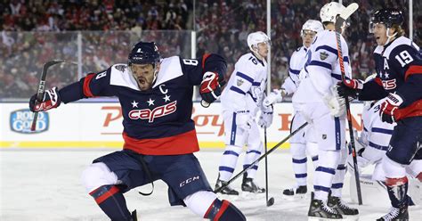 Alex Ovechkin hits 40-goal mark in outdoor game