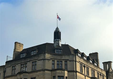 HUT ke-62 Bangsa Papua : Dewan Kota Oxford kibarkan bendera Papua Barat Morning Star, gagalkan ...